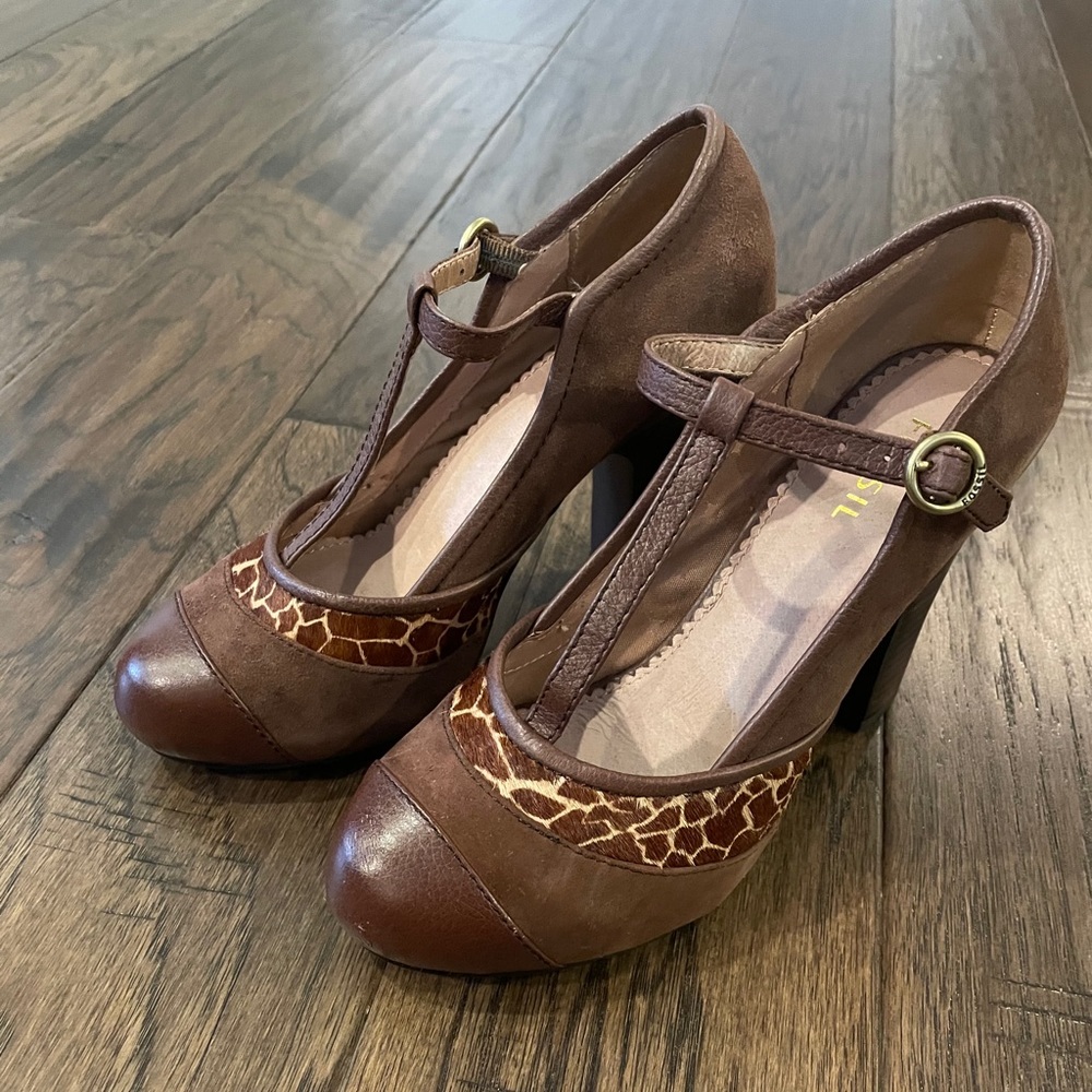 Fossil Giraffe Brown Heels